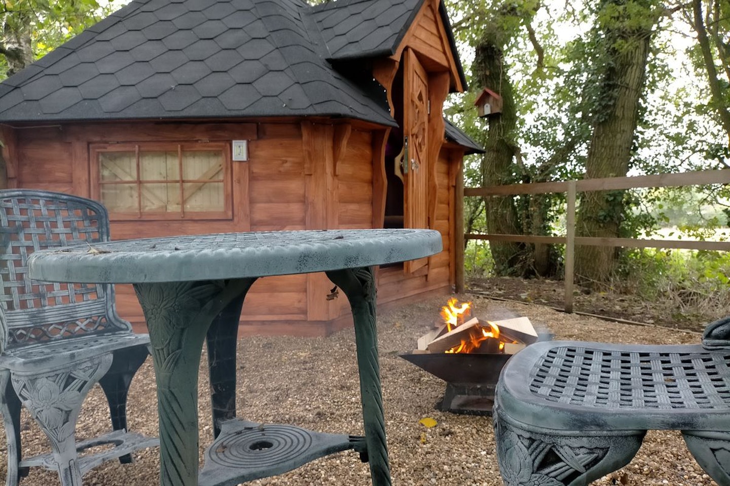 Cosy Two Night Hobbit Hut Escape with Outdoor Spa Use and Champagne for Two at Oak Lodge Retreat