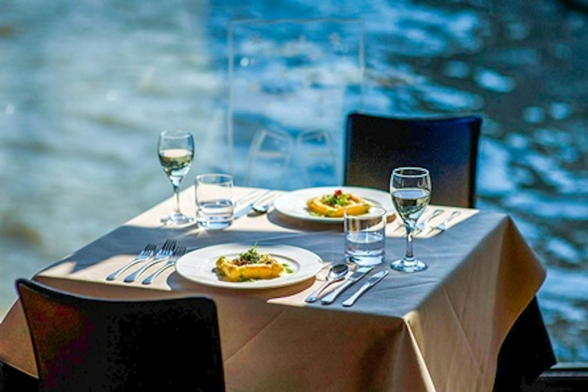 Bateaux London Three Course Sunday Lunch River Cruise with Wine and  Live Music for Two 2