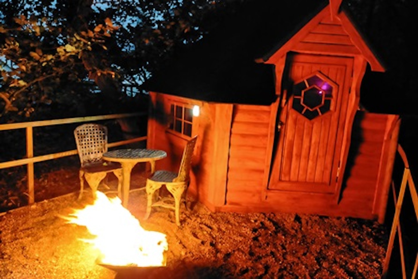 Cosy One Night Hobbit Hut Escape with Outdoor Spa Use and Champagne for Two at Oak Lodge Retreat 1