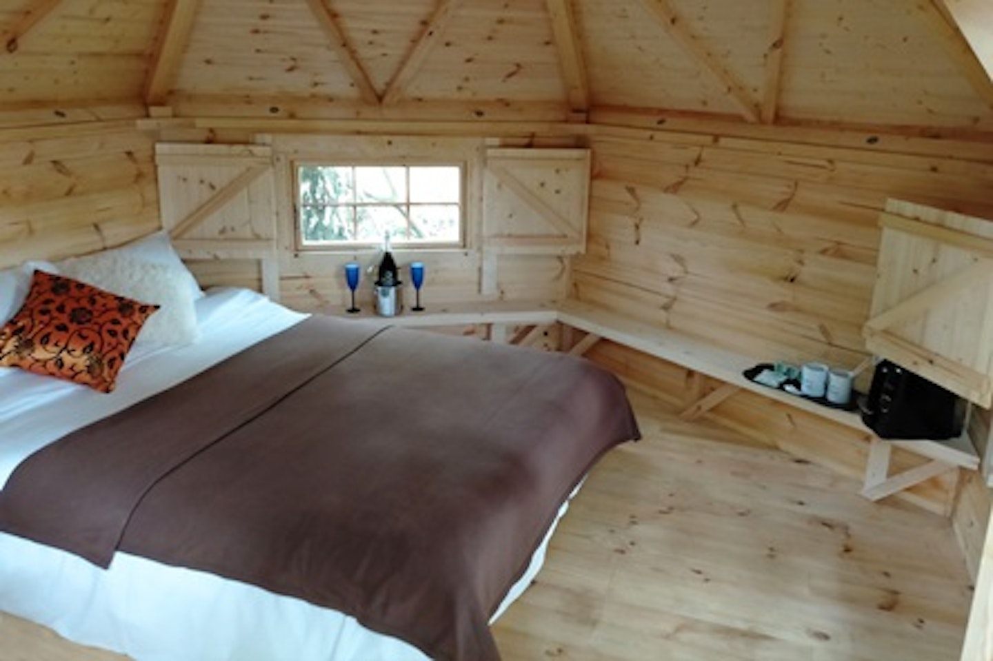 Cosy One Night Hobbit Hut Escape with Outdoor Spa Use and Champagne for Two at Oak Lodge Retreat 2