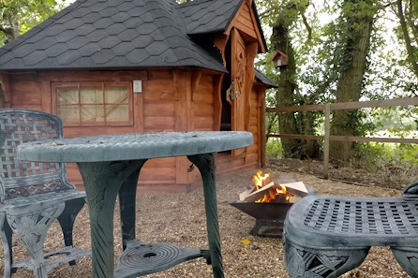 Cosy One Night Hobbit Hut Escape with Outdoor Spa Use and Champagne for Two at Oak Lodge Retreat