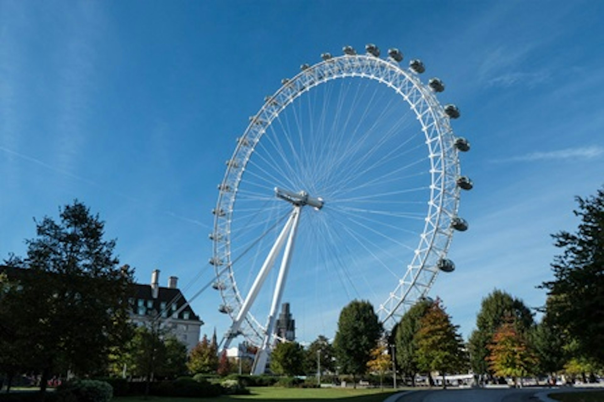 Explore London with Sightseeing Bus Tour, River Cruise and London Eye for Two 2