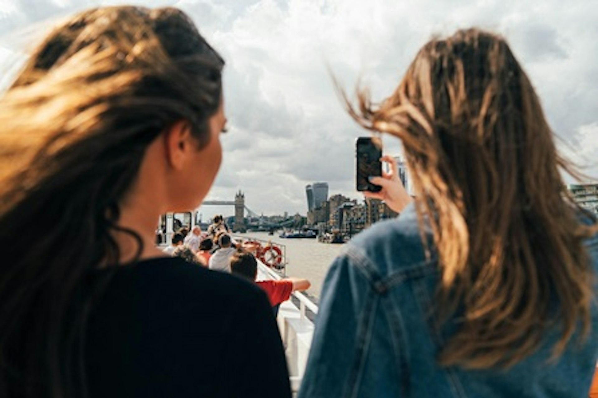 Guided Tour of Shakespeare's Globe Theatre and Thames Cruise Sightseeing Cruise for Two 4
