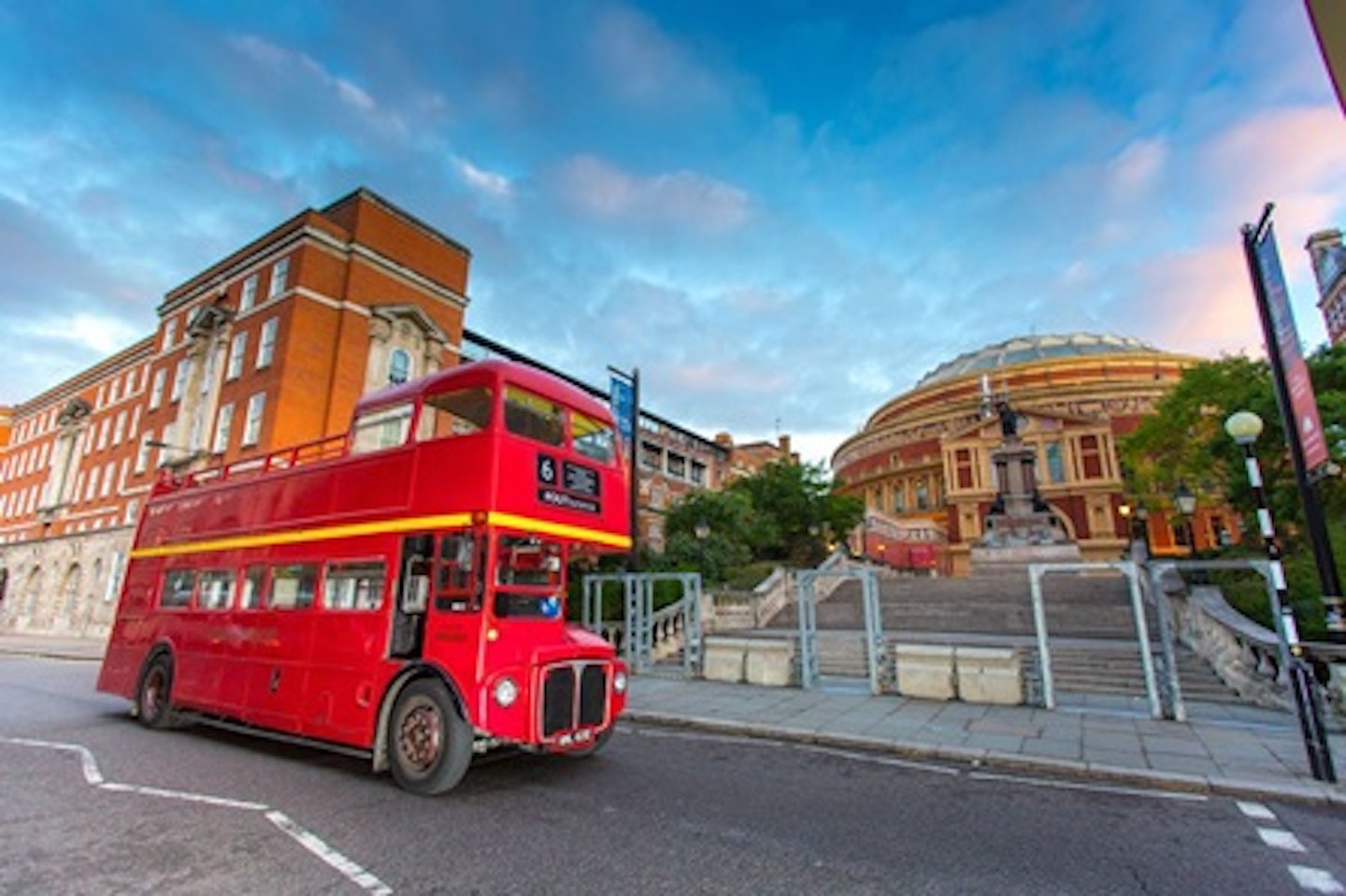 Immersive Bus Tour of London's Best Taverns for Two 1