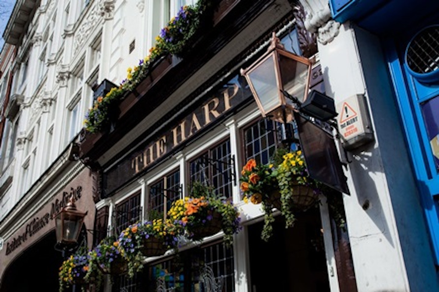 Immersive Bus Tour of London's Best Taverns for Two 2