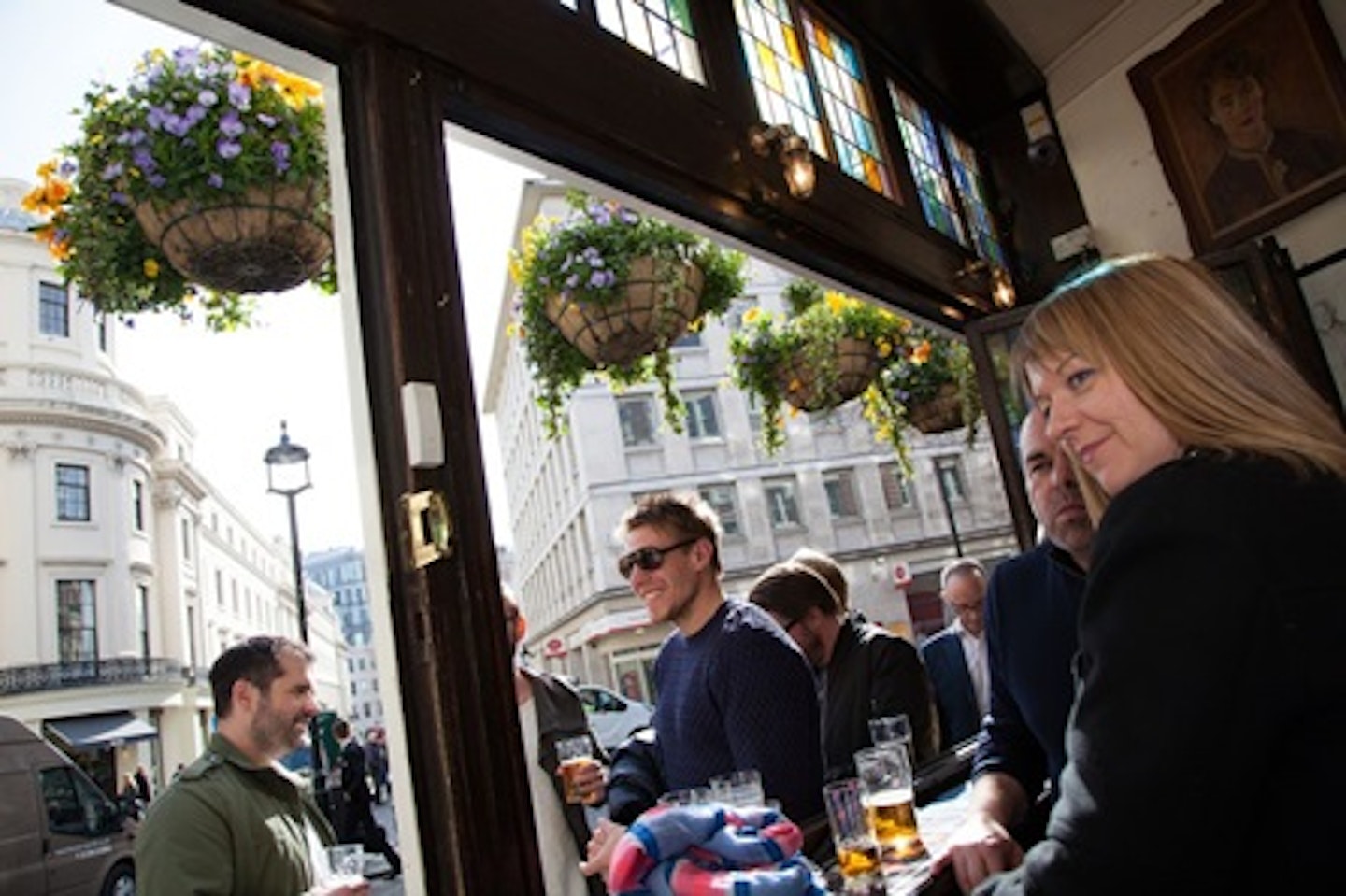 Immersive Bus Tour of London's Best Taverns for Two 3